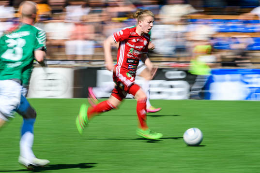 s Axel Uddström med bollen