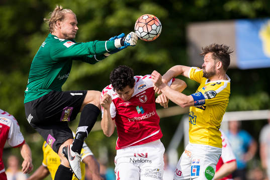 Kalmars målvakt Ole Söderberg och Kalmars Marko