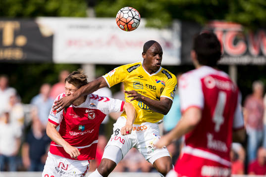 Kalmars Viktor Elm och Falkenbergs Hakeem Araba