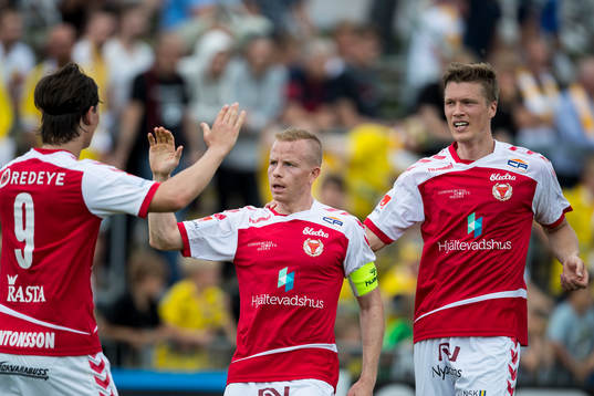 Kalmars Marcus Antonsson (med ryggen i bild) och Tobias