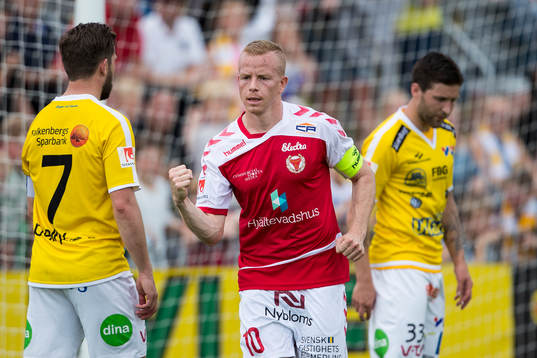 Falkenbergs David Svensson (med ryggen i bild) och
