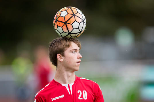 Kalmars Carl Johansson leker med en boll