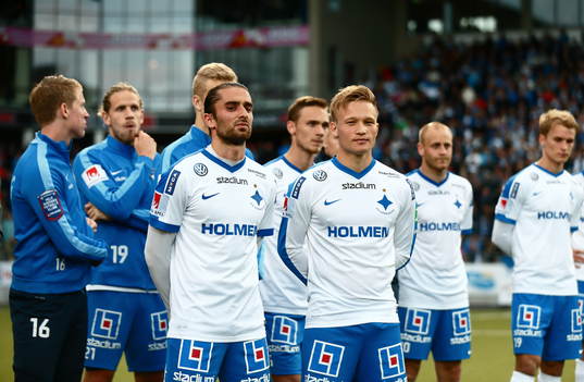 Norrköpings spelare med en rörd Christopher Nilsson Telo