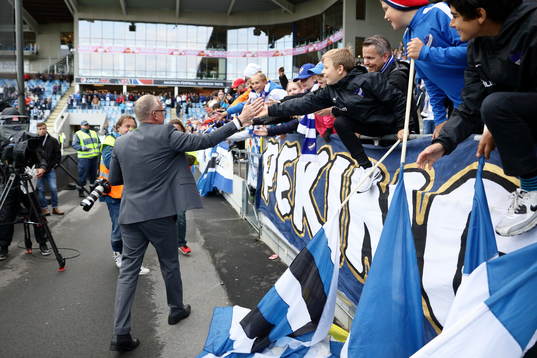 Norrköpings tränare Jan Andersson hälsar på barnen i