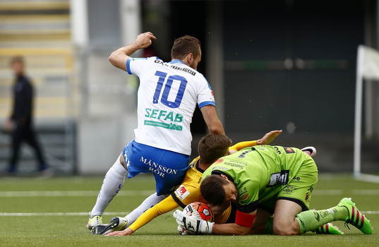 Norrköpings Emir Kujovic och Elfsborgs målvakt Kevin