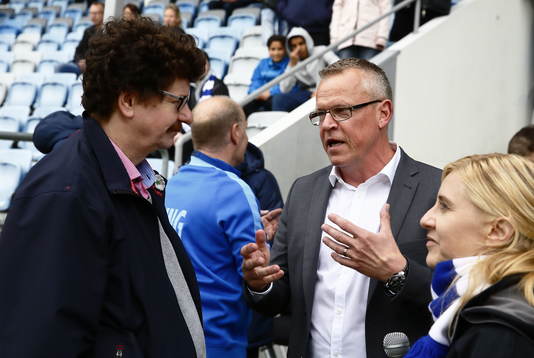 Kommunalråd Lars Stjernkvist med Norrköpings tränare Jan