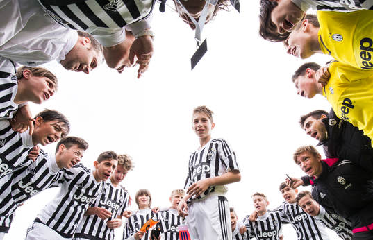 Juventus Andrea Ferraris i en ring med lagkamrater