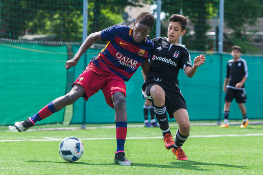 Barcelona Moriba Kourouma i kamp om bollen med Besiktas
