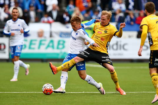 Norrköpings Nicklas Bärkroth med Elfsborgsspelare