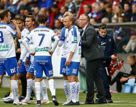 Norrköpings tränare Jan Andersson ger order till spelarna