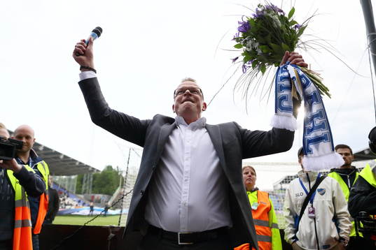 Norrköpings tränare Jan Andersson sjunger med publiken