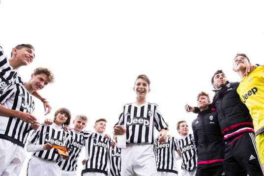 Juventus Andrea Ferraris jublar med lagkamrater
