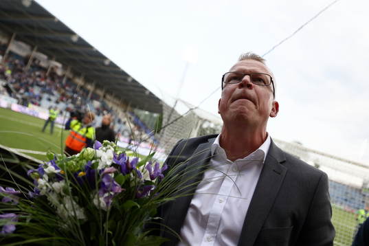 Norrköpings tränare Jan Andersson framför hemmapulibken
