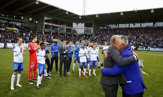 Norrköpings tränare Jan Andersson kramar orförande Peter