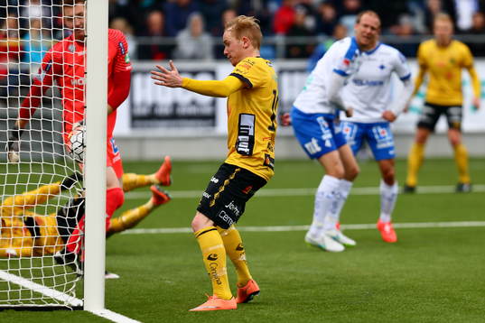 Elfsborgs Simon Lundevall och Norrköpings målvakt Andreas
