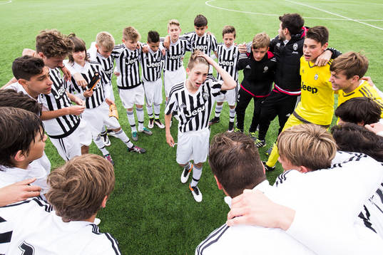 Juventus Andrea Ferraris i en ring med lagkamrater