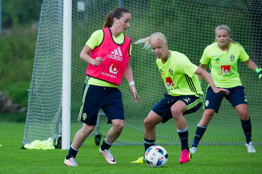 Kosovare Asllani och Caroline Seger