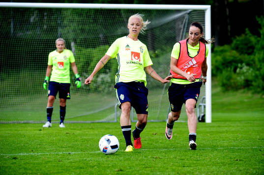 Kosovare Asllani och Caroline Seger