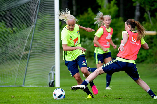 Kosovare Asllani och Caroline Seger