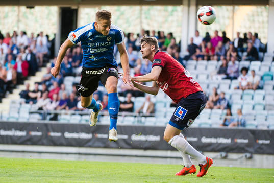 Halmstads Alexander Ruud Tveter nickar mot mål och