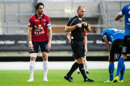 Örgrytes George Mourad reagerar på domare Adnan Jukic
