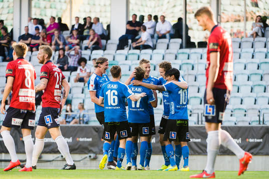 Halmstads Andreas Bengtsson gör 0-2 och jublar med