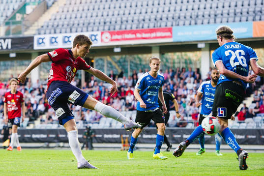 Örgrytes Daniel Paulson täcker ett skott från Halmstads