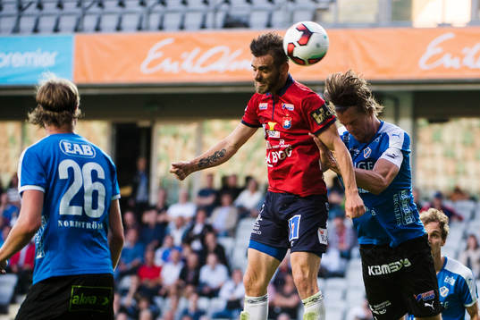 Örgrytes Björn Anklev och Halmstads Sead Haksabanovic i