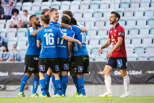 Halmstads spelare jublar med målskytten Andreas Bengtsson