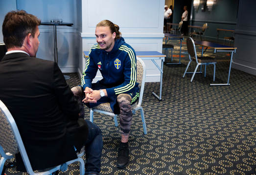 Svenska fotbollslandslagets Erik Johansson blir intervjuad