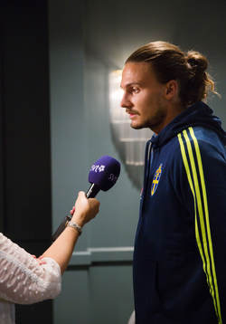 Svenska fotbollslandslagets Erik Johansson blir intervjuad