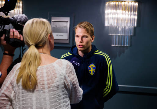 Svenska fotbollslandslagets Oscar Lewicki blir intervjuad