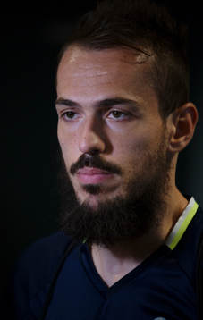 Svenska fotbollslandslagets Emir Kujovic blir intervjuad av