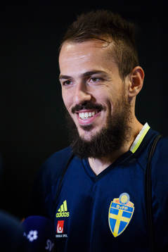 Svenska fotbollslandslagets Emir Kujovic blir intervjuad av