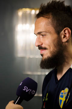 Svenska fotbollslandslagets Emir Kujovic blir intervjuad av