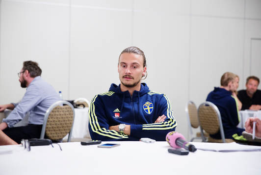 Svenska fotbollslandslagets Erik Johansson blir intervjuad