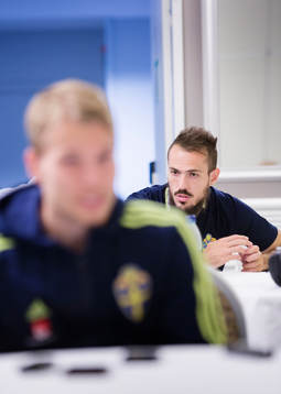Svenska fotbollslandslagets Oscar Lewicki och Emir Kujovic