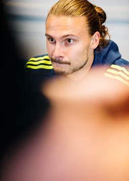 Svenska fotbollslandslagets Erik Johansosn blir intervjuad