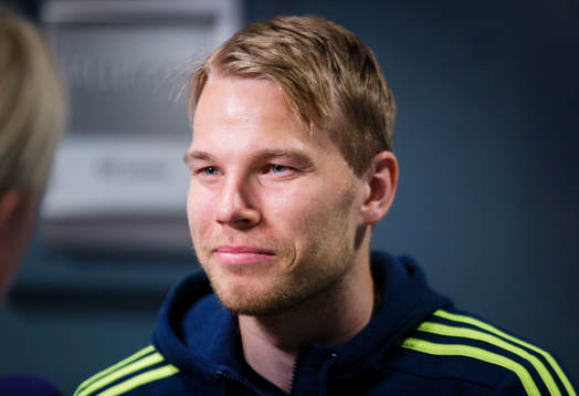 Svenska fotbollslandslagets Oscar Lewicki blir intervjuad