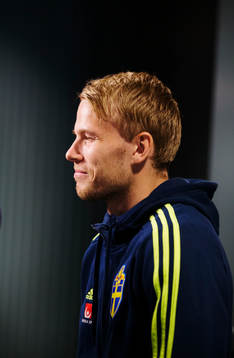 Svenska fotbollslandslagets Oscar Lewicki blir intervjuad