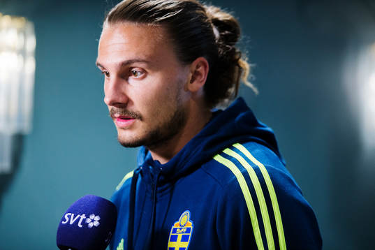 Svenska fotbollslandslagets Erik Johansosn blir intervjuad