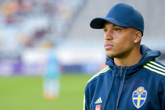Sveriges Martin Olsson före fotbollslandskampen mellan