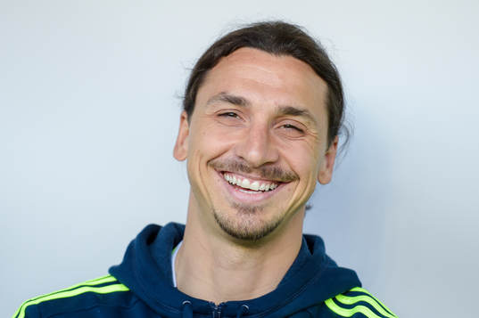Sveriges Zlatan Ibrahimovic på bänken före