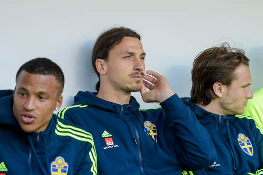 Sveriges Zlatan Ibrahimovic på bänken före