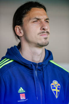 Sveriges Zlatan Ibrahimovic på bänken före