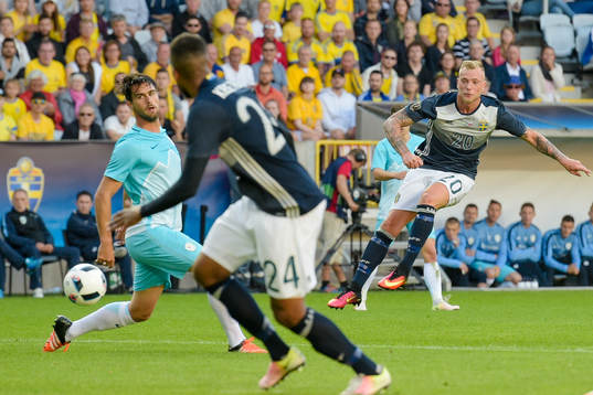 Sveriges John Guidetti  provar skott
