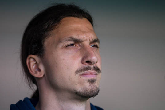 Sveriges Zlatan Ibrahimovic på bänken