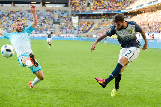 Sloveniens Blaz Vrhovec och Sveriges Jimmy Durmaz