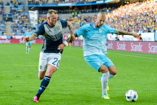 Sveriges John Guidetti  och Sloveniens Aljaz Struna