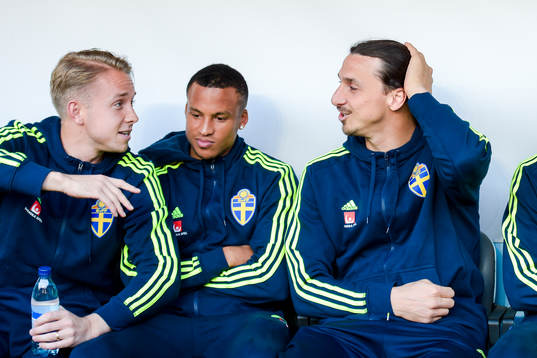 Sveriges målvakt Patrik Carlgren, Martin Olsson och Zlatan